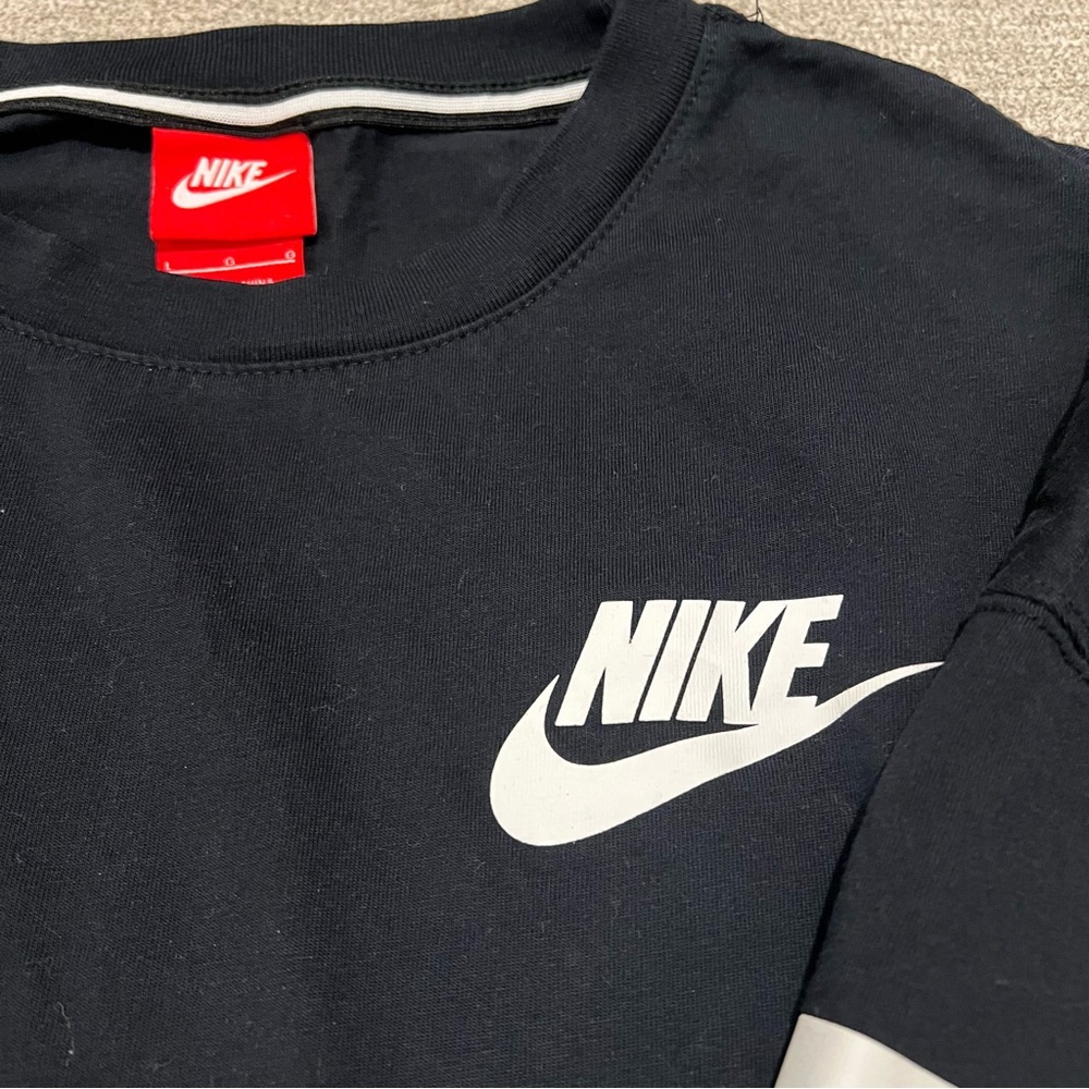Nike 3/4 sleeve athletic shirt. In excellent condition. Size large. - Picture 4 of 4